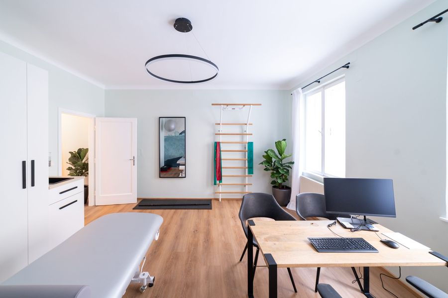 Behandlungsraum mit Therapieliege und Sprossenwand
