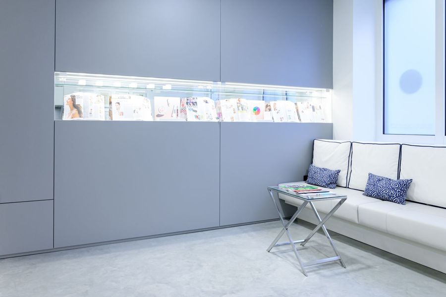 Sitzbank mit beleuchtetem Zeitschriftenregal