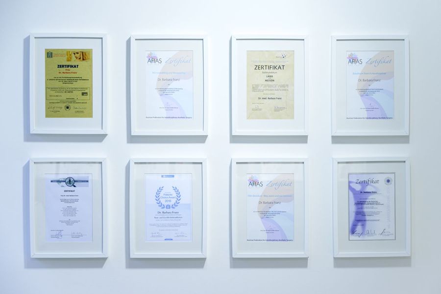 Gerahmte Diplome und Zertifikate an einer Wand