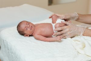 Arzt untersucht Hüfte Baby
