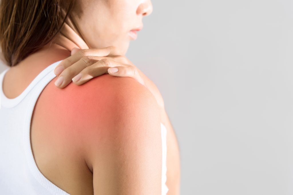 Frau leidet an Schulterschmerzen